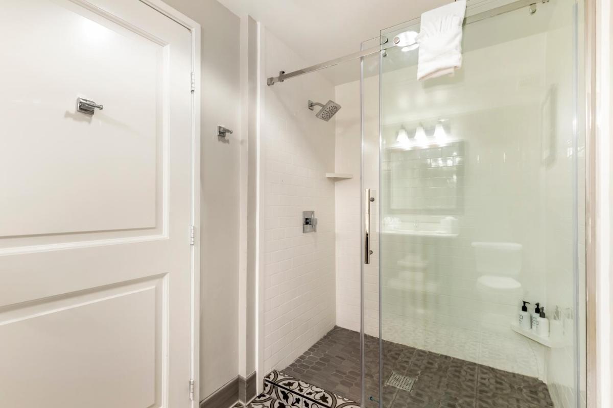 Hotel Gibbs Downtown Riverwalk - Housity
