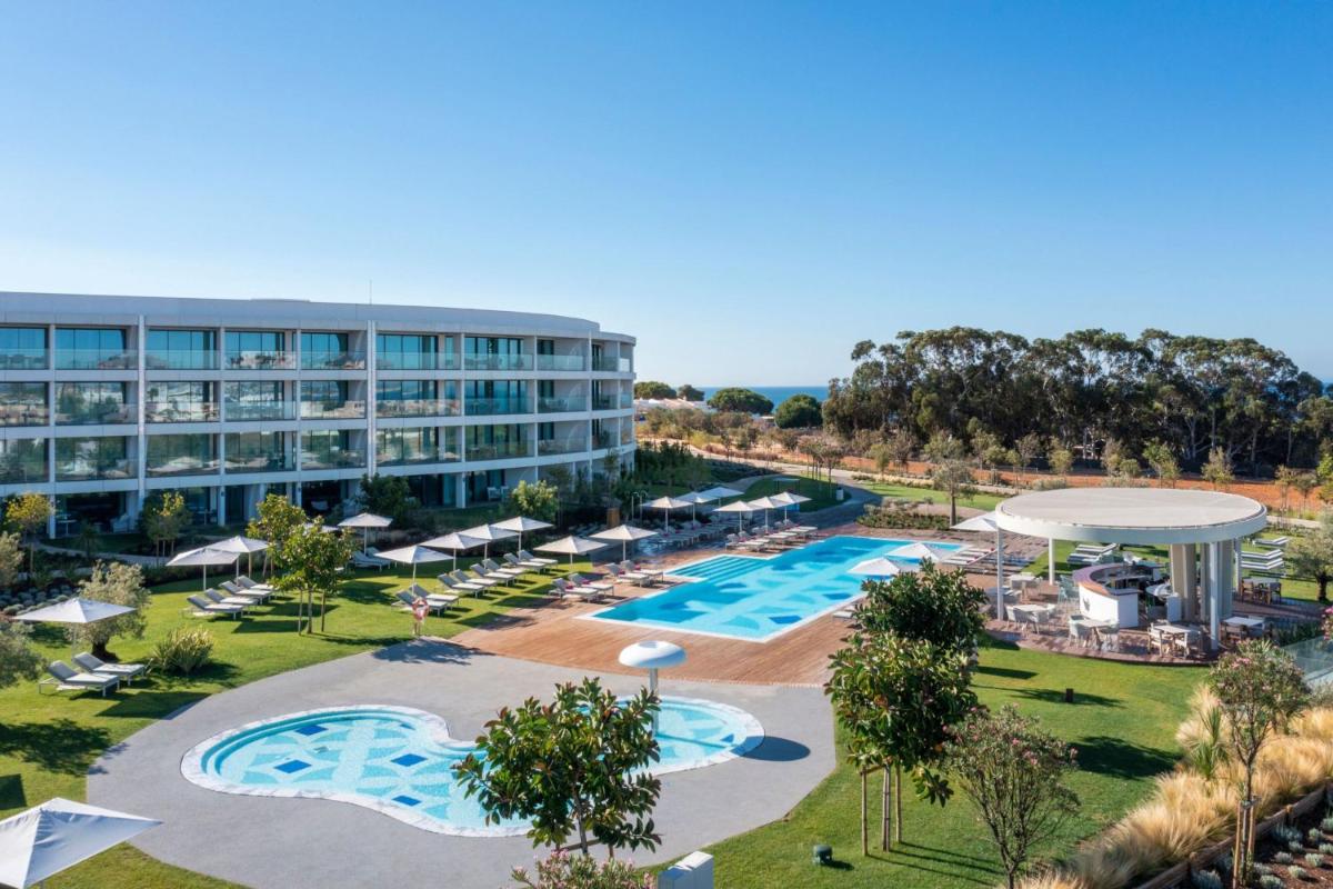 uma vista aérea de um resort com duas piscinas em W Residences Algarve em Albufeira uma vista aérea de um resort com duas piscinas em W Residences Algarve em Albufeira