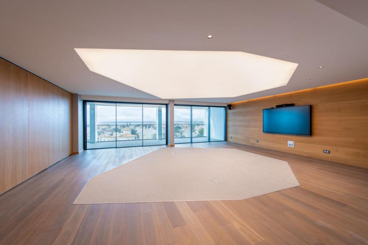 Uma televisão e/ou sistema de entretenimento em W Residences Algarve