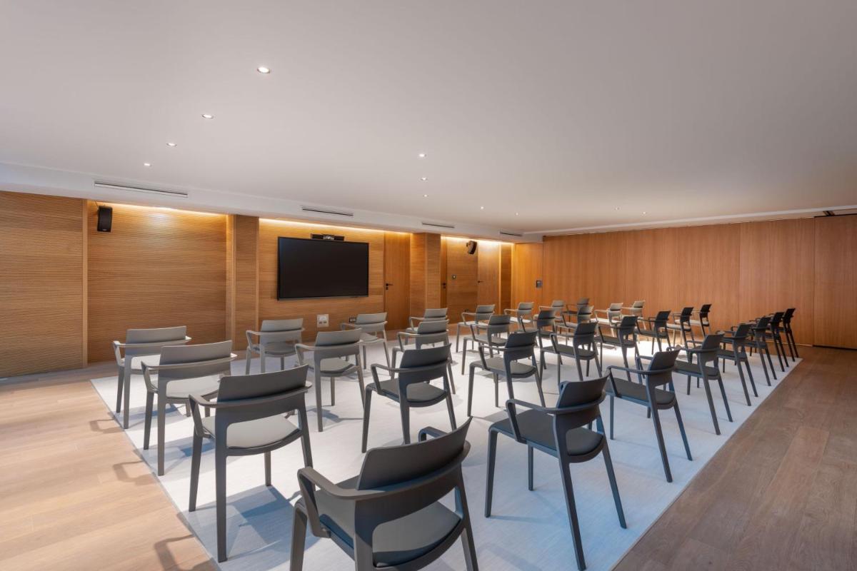 Uma televisão e/ou sistema de entretenimento em W Residences Algarve