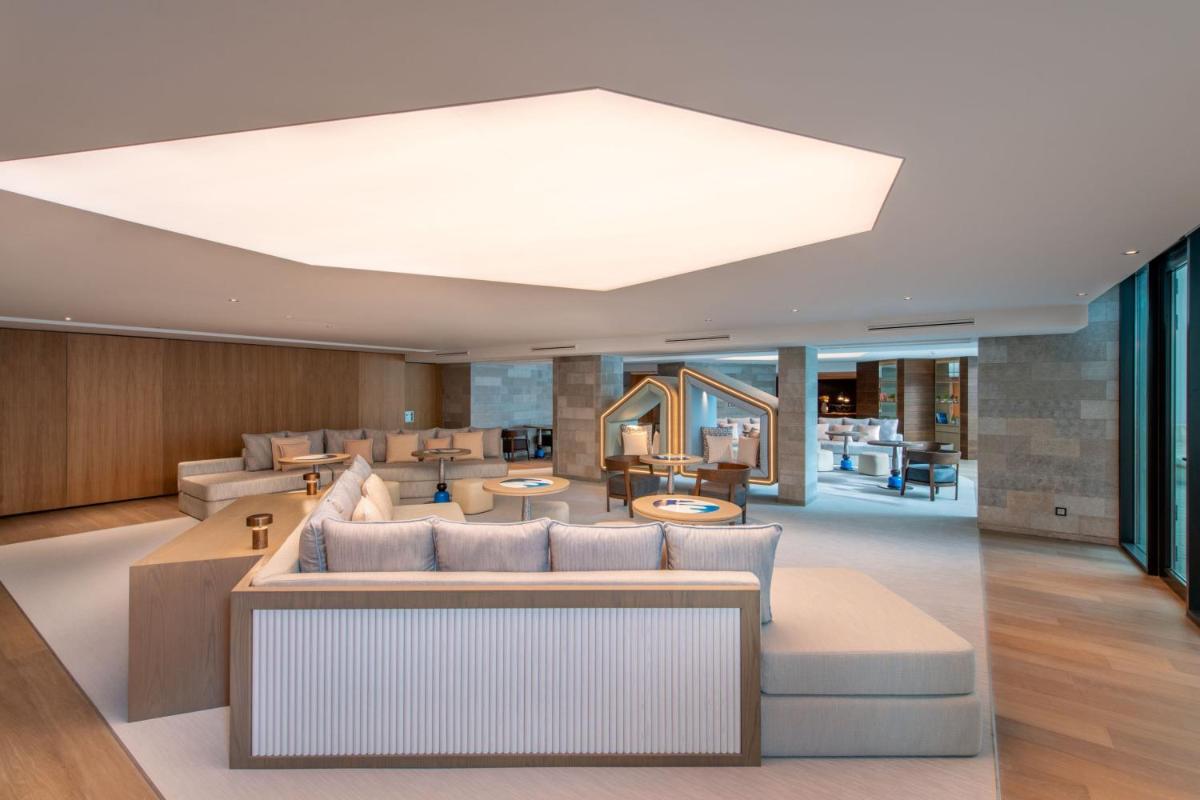 Uma área de estar em W Residences Algarve