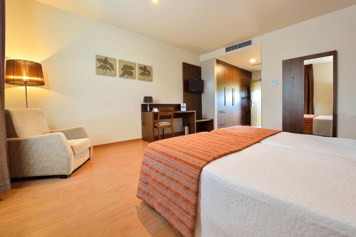 Cama o camas de una habitación en Hotel Spa Norat Torre Do Deza 4* Superior