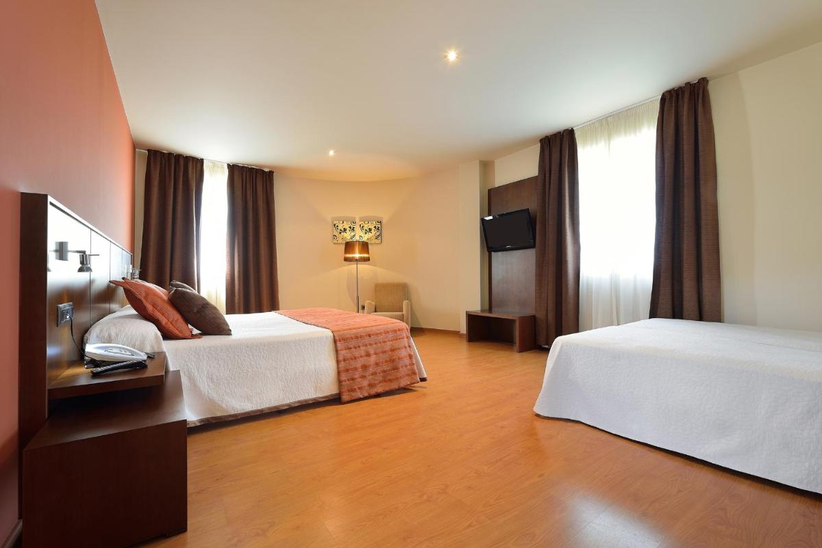 Cama o camas de una habitación en Hotel Spa Norat Torre Do Deza 4* Superior