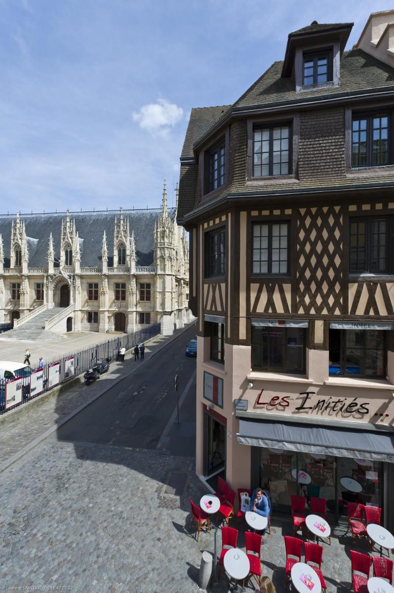 Les Initiés - Housity