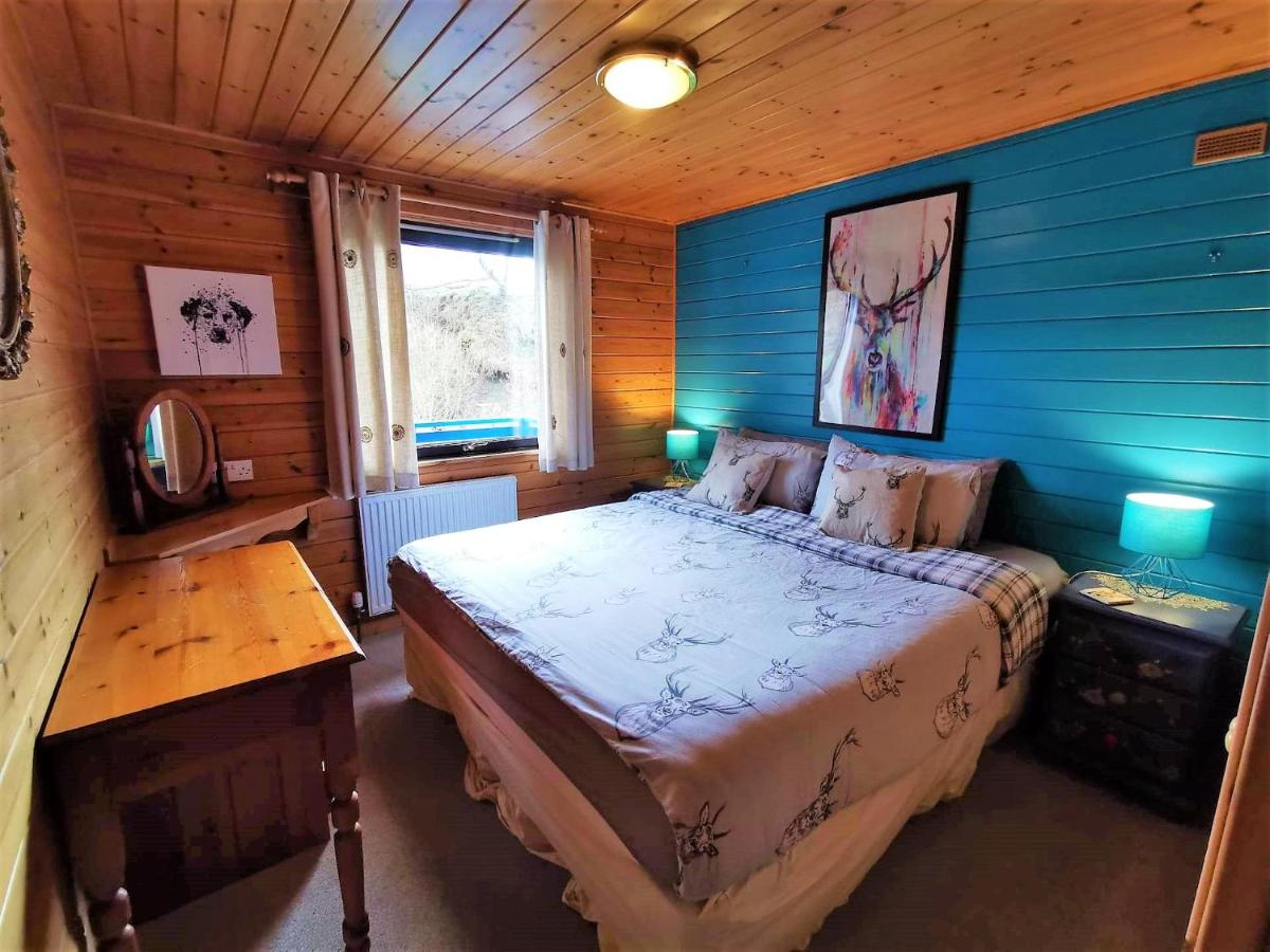 Glen Bay - 2 Bed Lodge on Friendly Farm Stay with Private Hot Tub - Housity