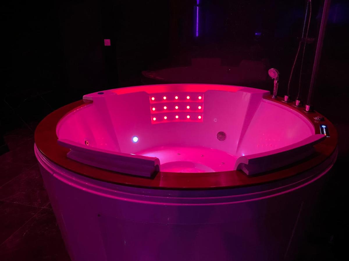 La Suite Marylin, Loft de 90m2 avec Sauna et Jacuzzi - Hizvo
