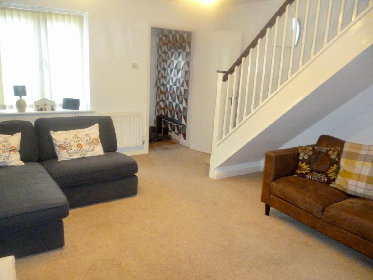 Manchester 2 Bedroom House with Garden - Hizvo