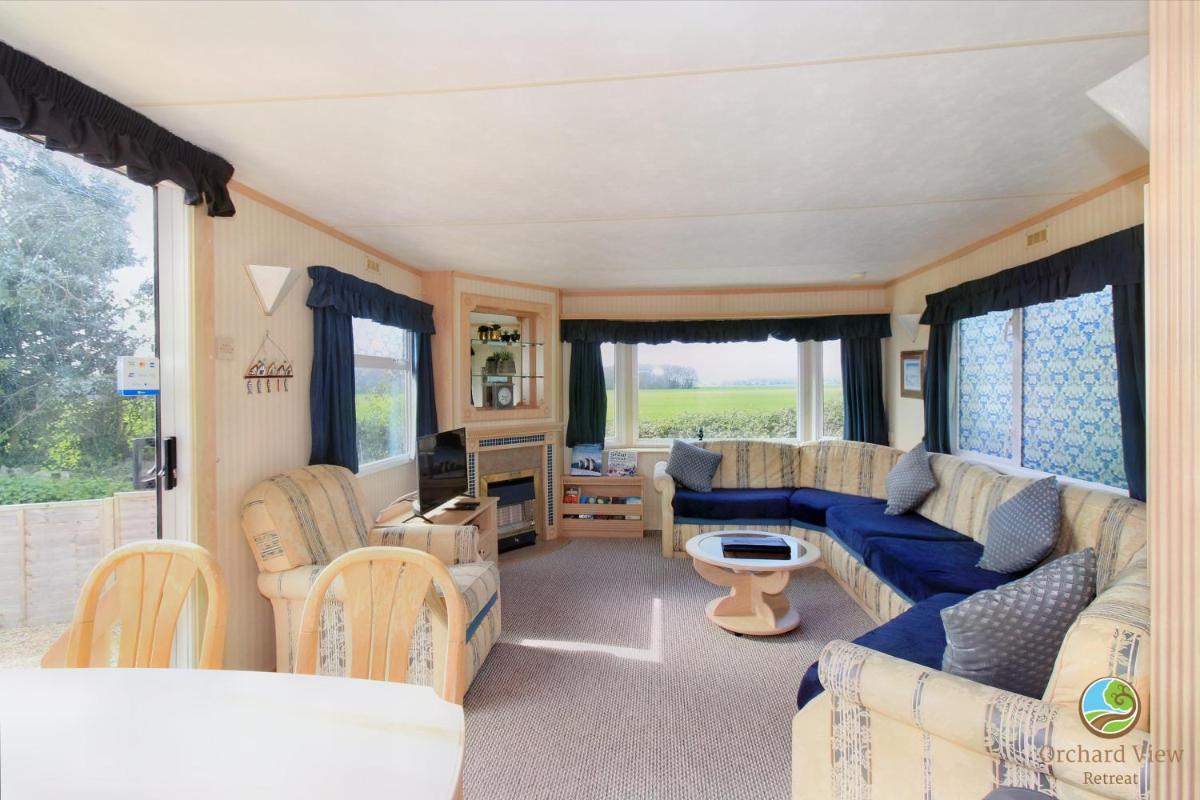 Orchard View Retreat - Dog friendly, enclosed private garden with weather dependant hot tub - Not on a holiday park - Housity
