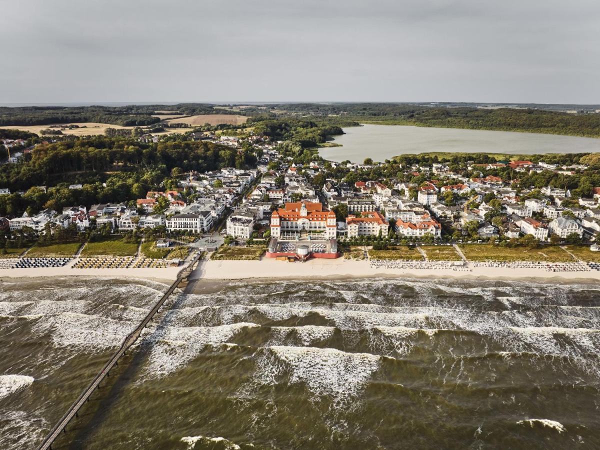 eine Luftansicht auf die Stadt und das Wasser in der Unterkunft A-ROSA Kurhaus Binz in Binz
