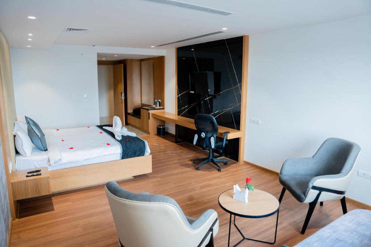 Hotel Tulips Grand - Housity