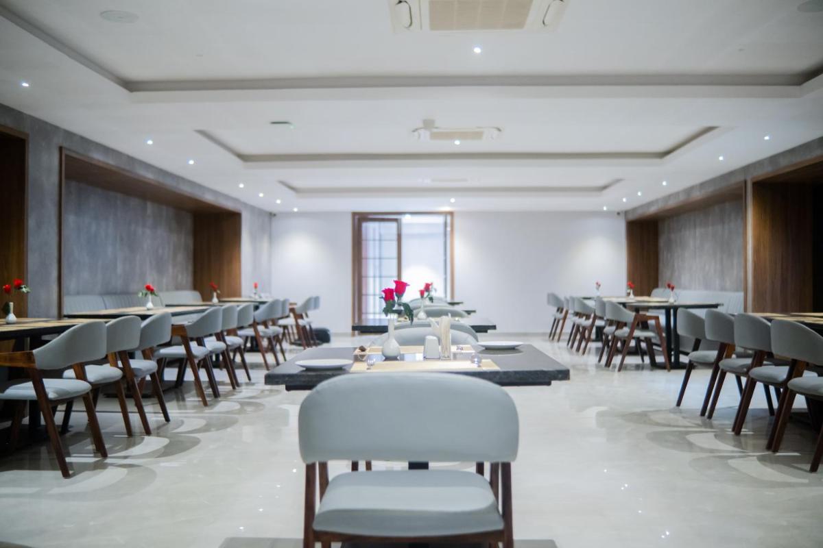Hotel Tulips Grand - Housity