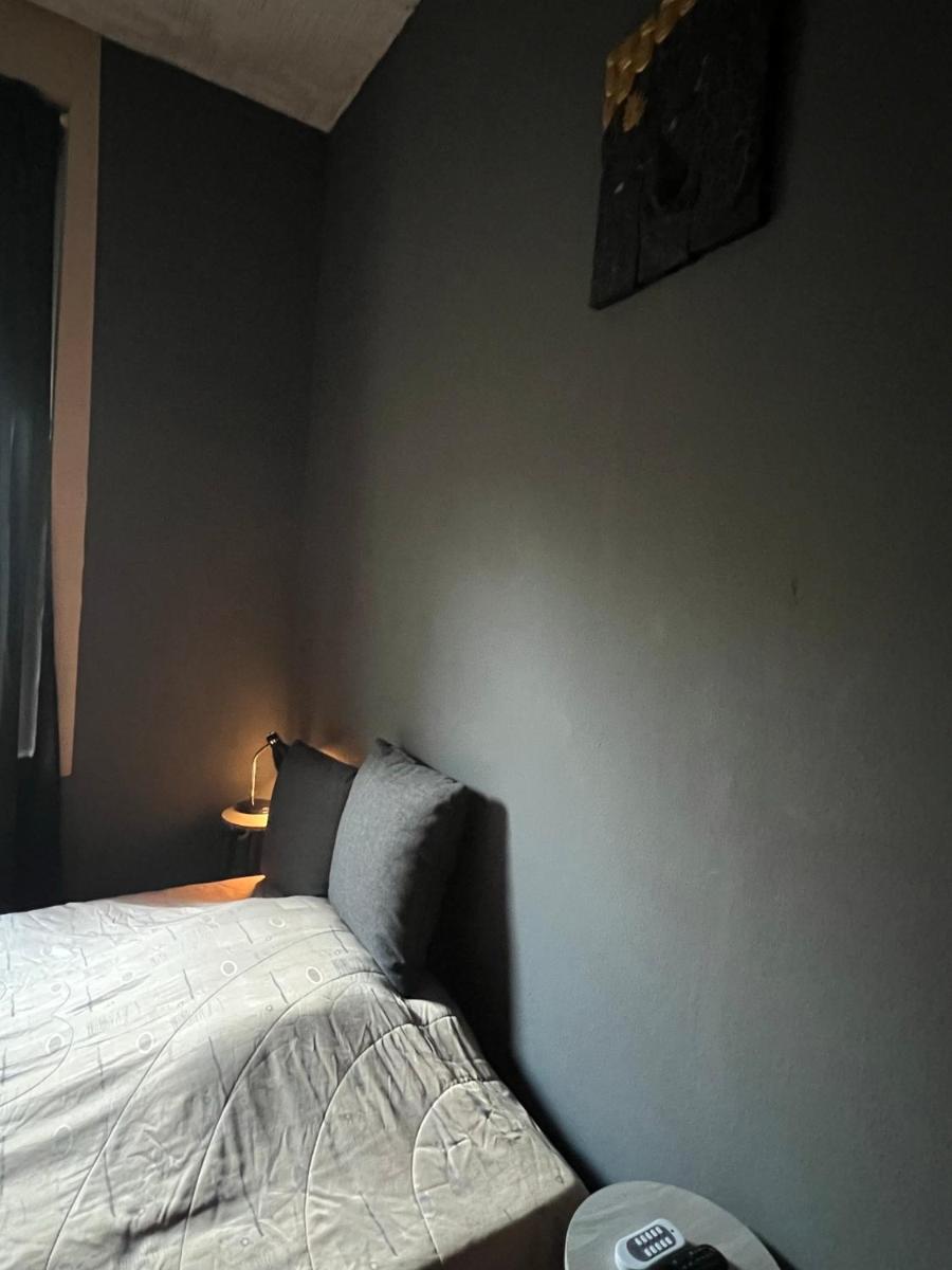 Private Schlafzimmer mit WC Dusche - Housity