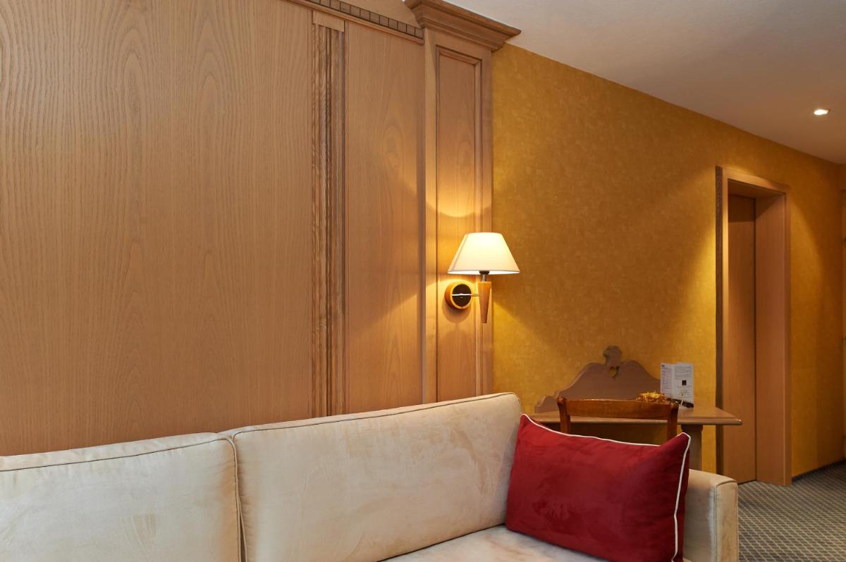 Coin salon dans l'établissement Hotel Spa et Restaurant Au Chasseur