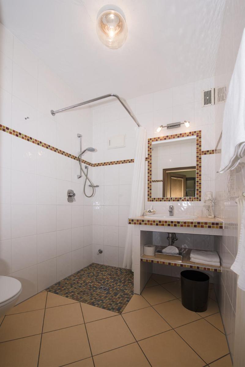 Land-gut-Hotel Rohdenburg - Housity