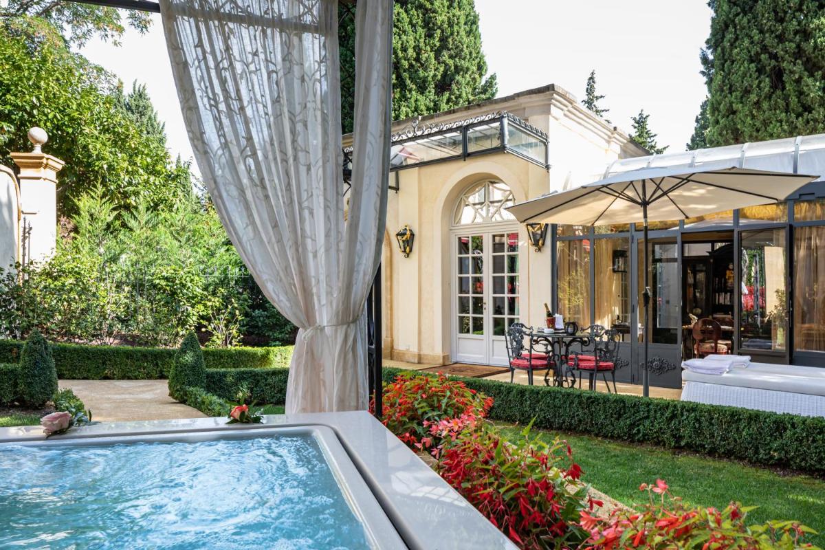 une maison avec une piscine dans une cour dans l'établissement Villa Gallici Hôtel & Spa, à Aix-en-Provence