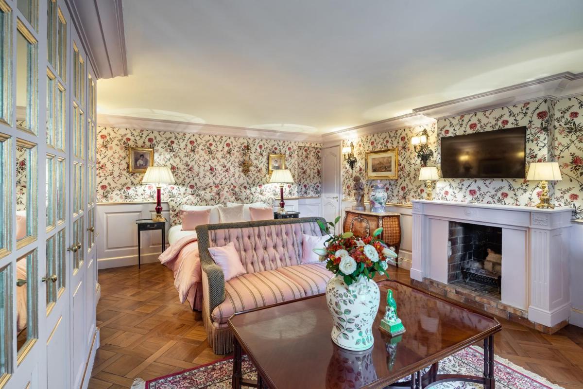 un salon avec un canapé et une cheminée dans l'établissement Villa Gallici Hôtel & Spa, à Aix-en-Provence