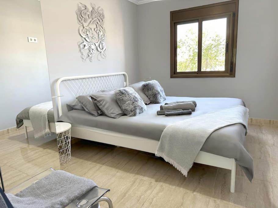 8 min walk to the beach & 10 min walk to Convention Centre ! - Housity