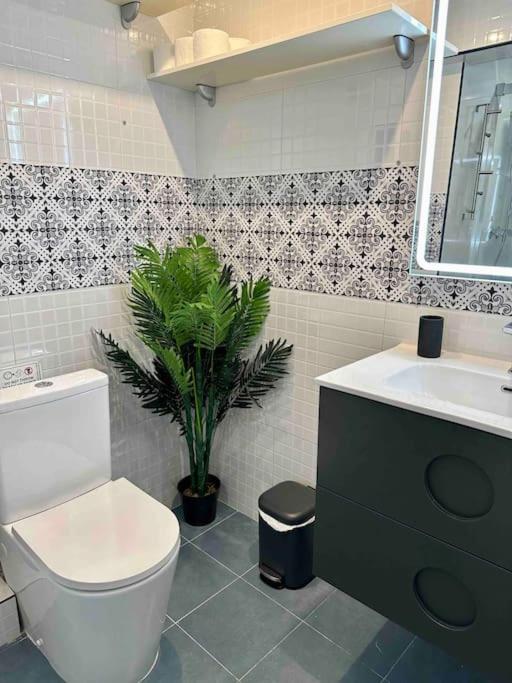 8 min walk to the beach & 10 min walk to Convention Centre ! - Housity