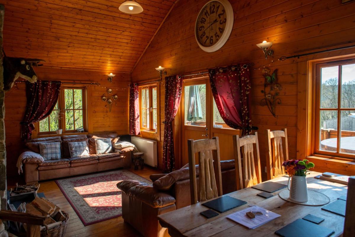 Suitetrails - George Cabin - Log Cabin in Wales with Hot tub