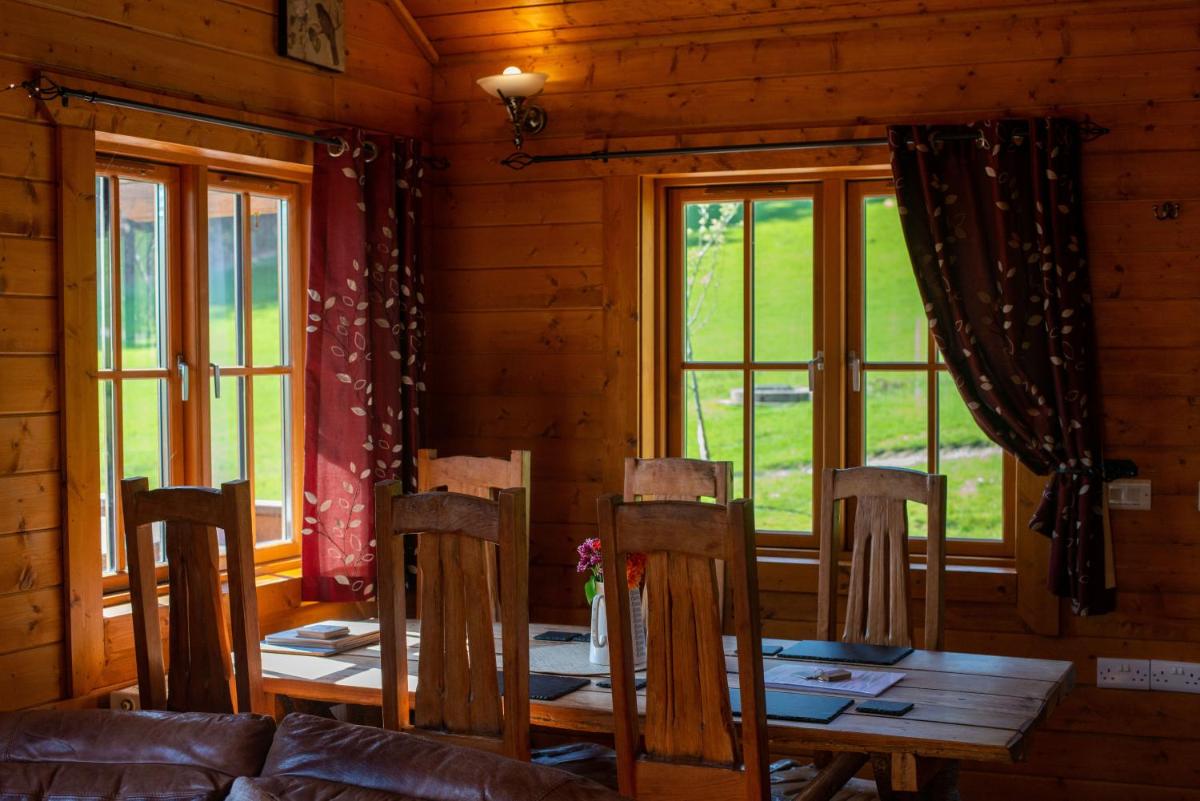 Suitetrails - George Cabin - Log Cabin in Wales with Hot tub