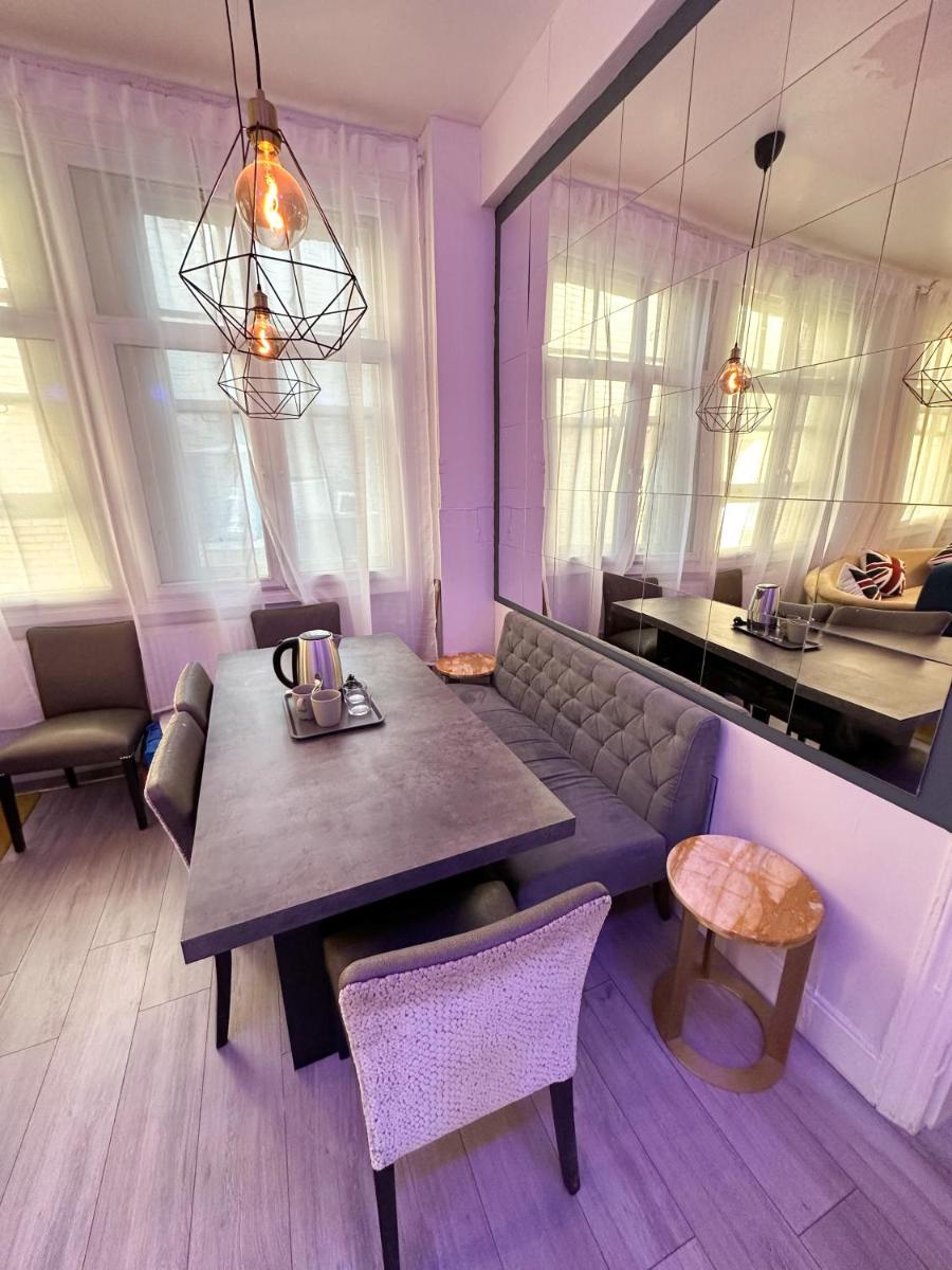 Pink Door Guesthouse - Housity