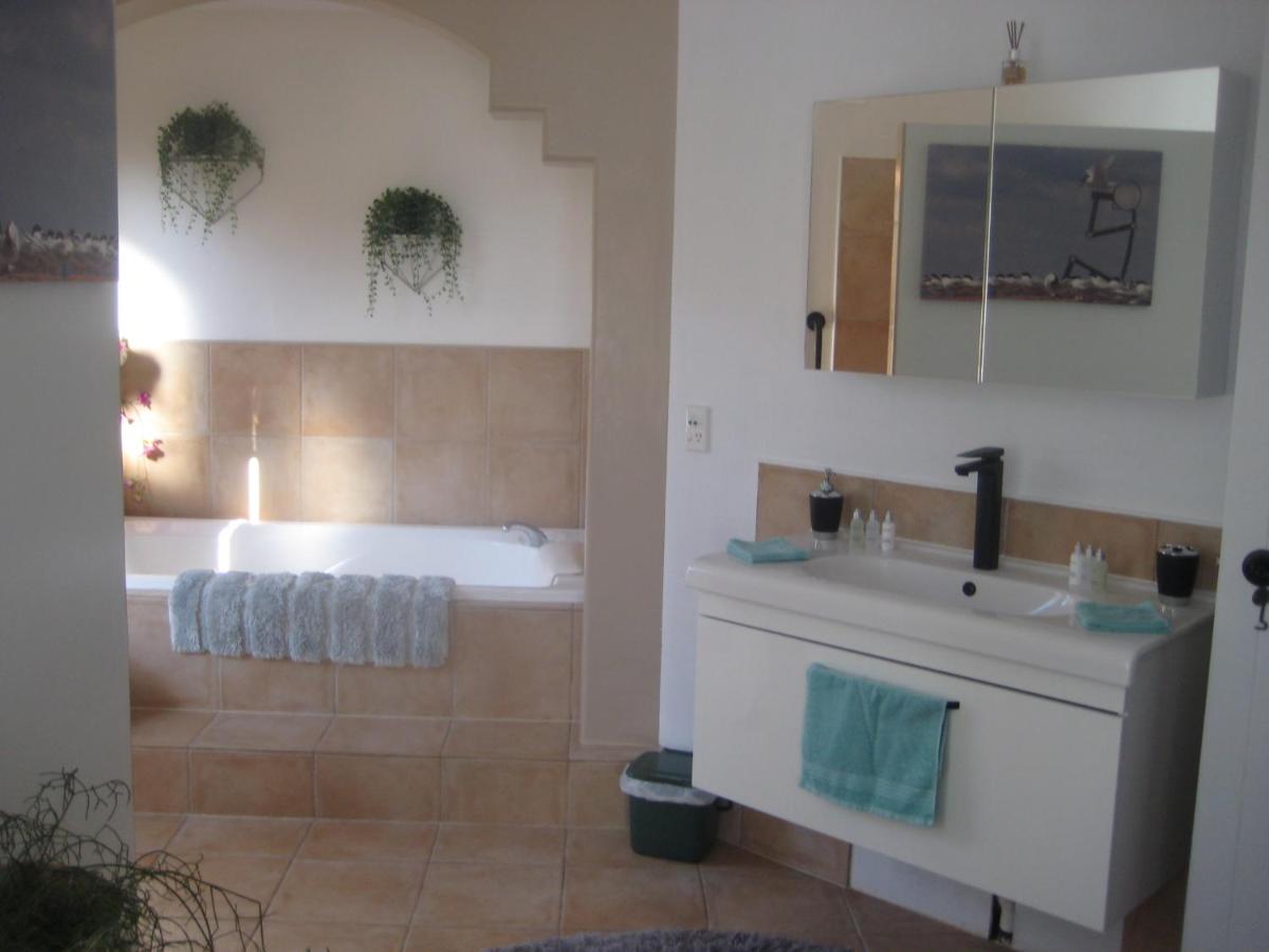 Sunkist B & B - Housity