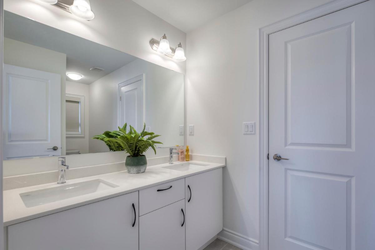 Unwind Here in a Stylish and Cozy Space - Housity