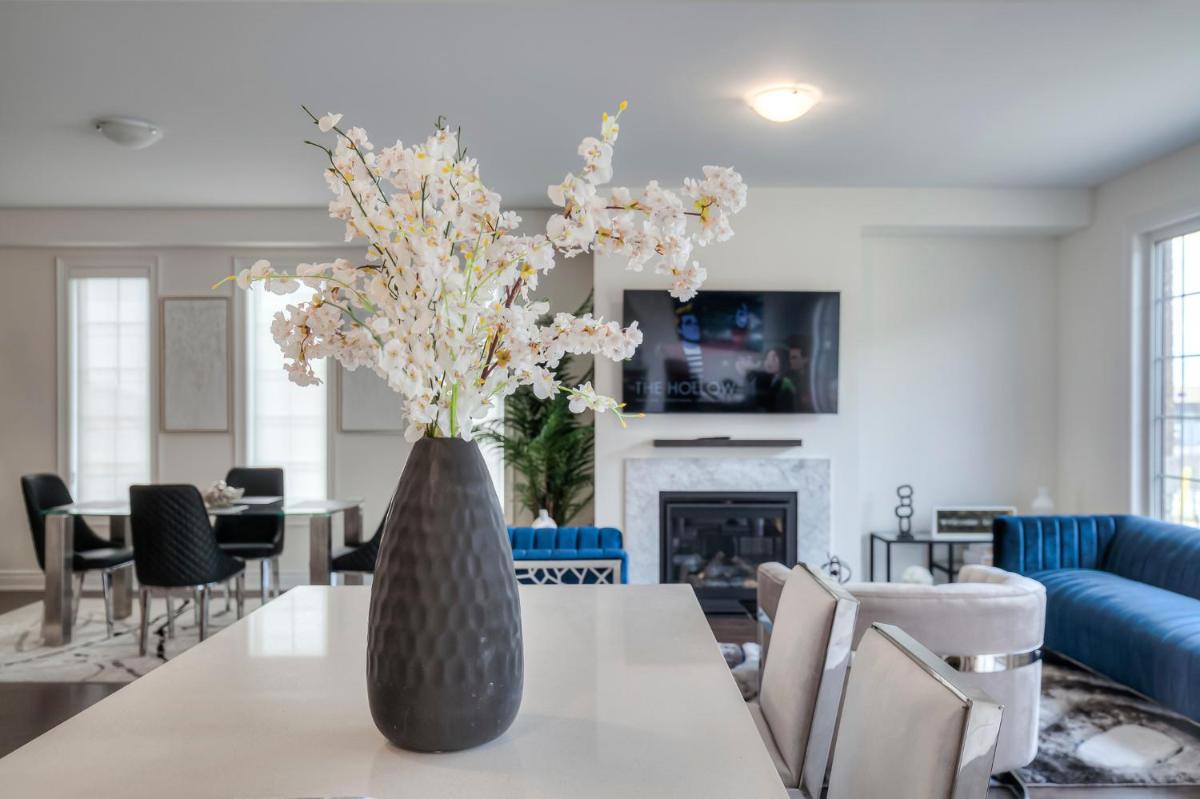 Unwind Here in a Stylish and Cozy Space - Housity