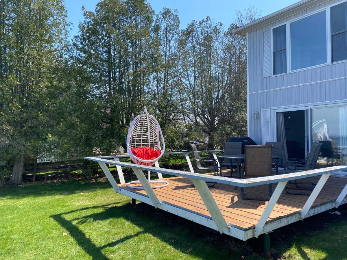 Entire waterfront cottage in carrying place - Housity