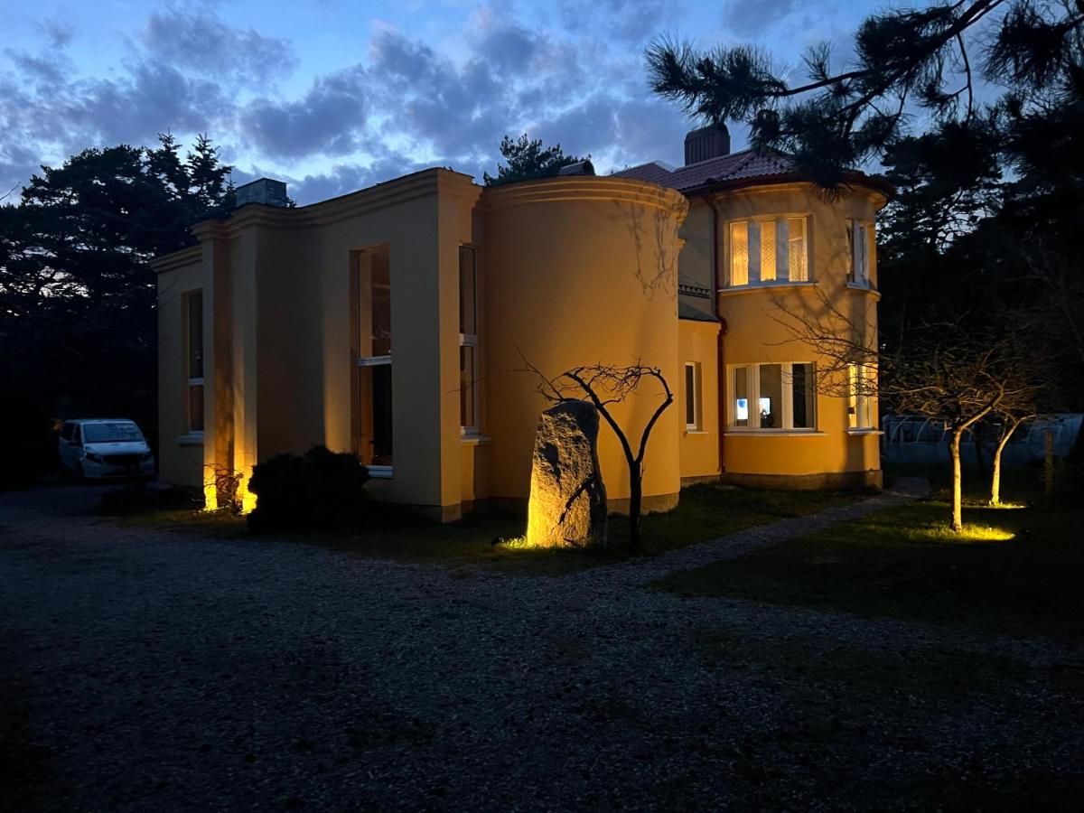 1-bedroom apartment-rooftop JAKUZZI-hot tub, BBQ & SAUNA in a FOREST by the BEACH - Housity