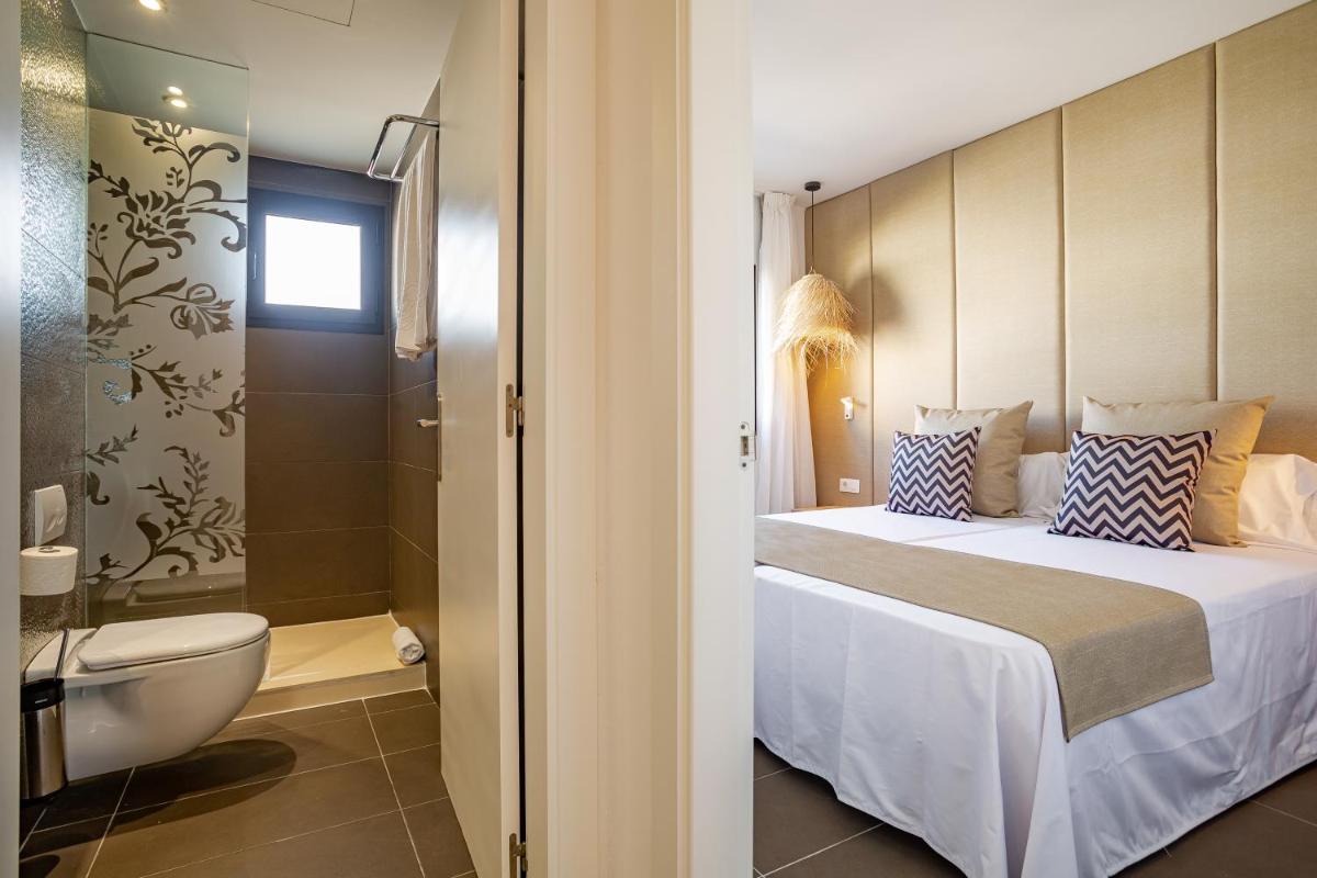 Cama o camas de una habitación en Migjorn Ibiza Suites & Spa