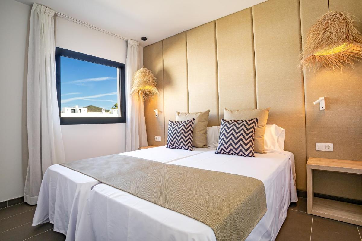 Cama o camas de una habitación en Migjorn Ibiza Suites & Spa