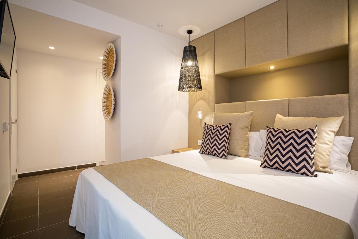 Cama o camas de una habitación en Migjorn Ibiza Suites & Spa