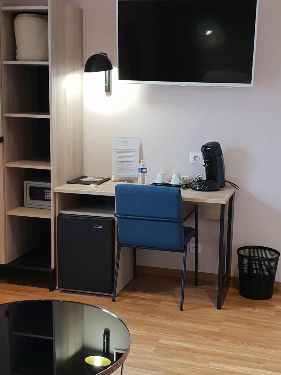 Télévision ou salle de divertissement dans l'établissement Logis Hôtel Restaurant Aux Maisons