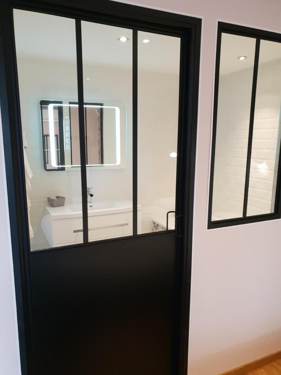 Salle de bains dans l'établissement Logis Hôtel Restaurant Aux Maisons