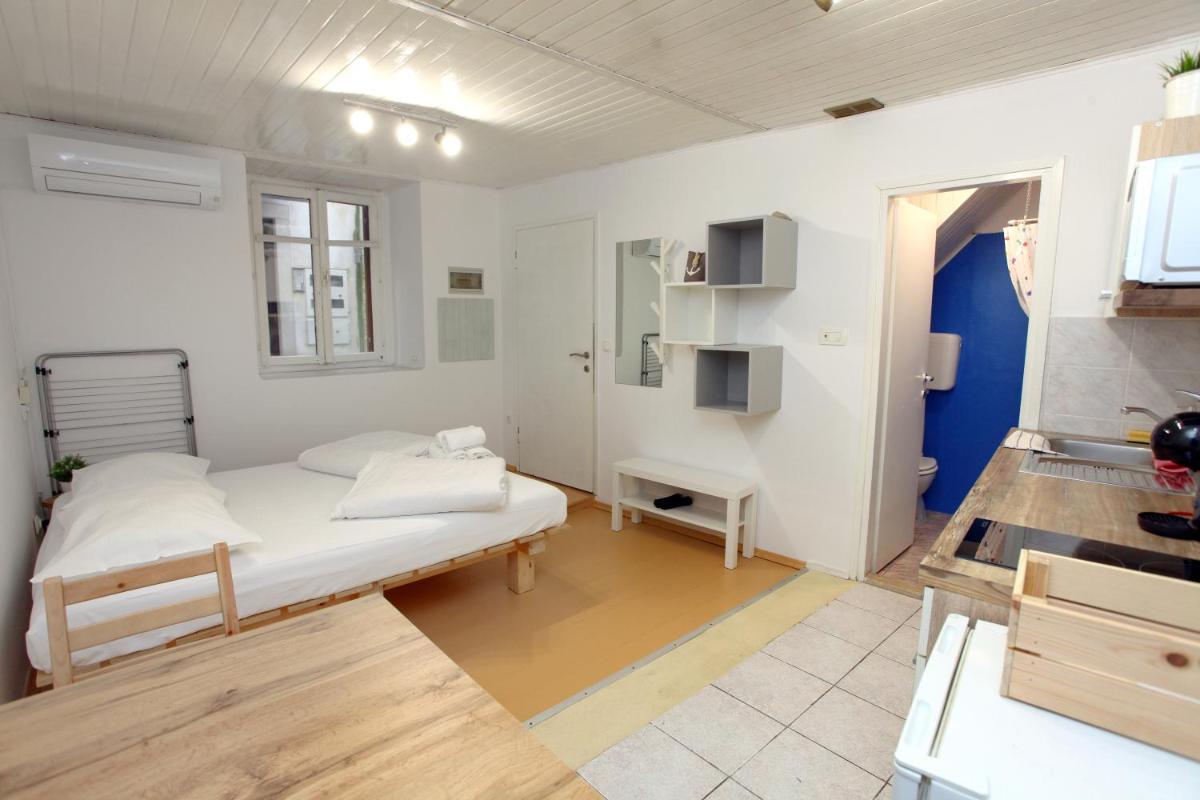 Bernard Coastal Getaway Apartment - Housity
