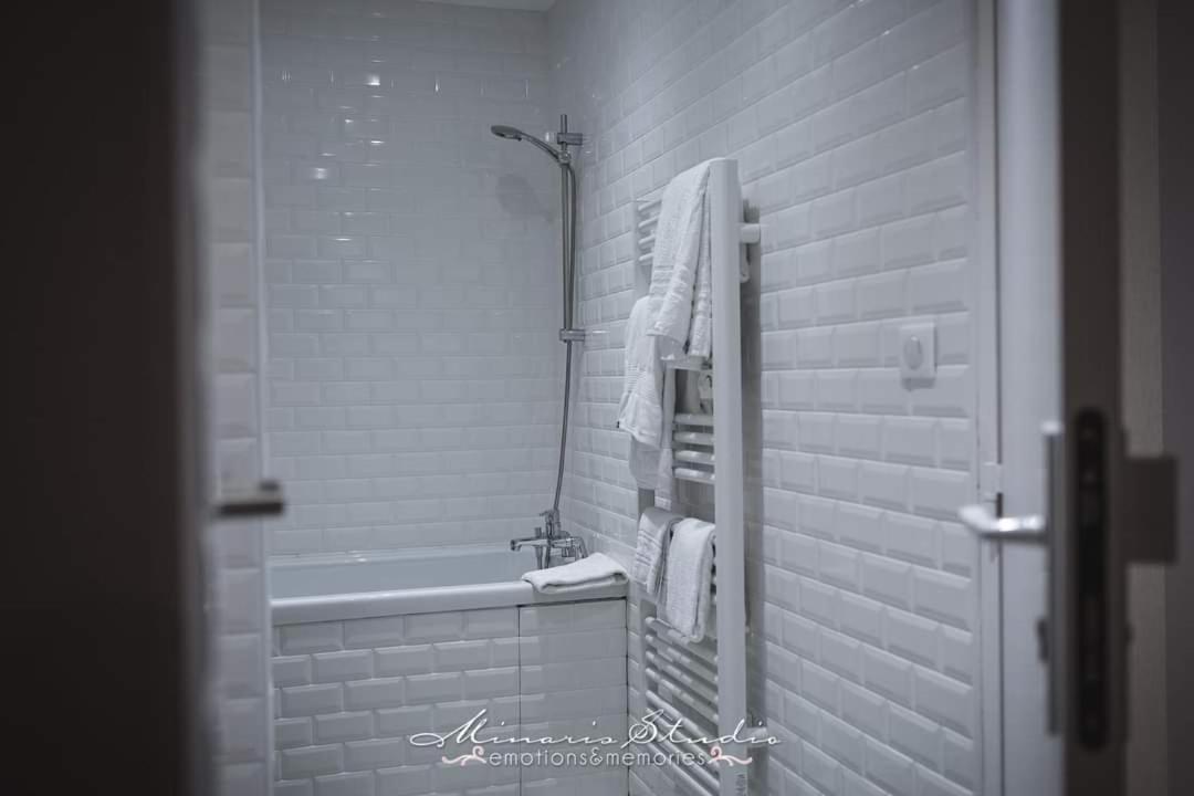 Salle de bains dans l'établissement Logis Hôtel Restaurant Aux Maisons