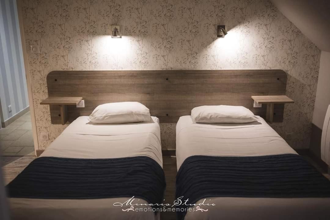 Un ou plusieurs lits dans un hébergement de l'établissement Logis Hôtel Restaurant Aux Maisons