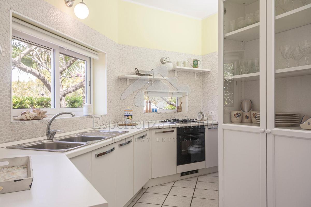 Breezy Beach House - Housity