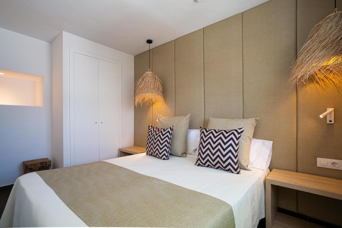 Cama o camas de una habitación en Migjorn Ibiza Suites & Spa