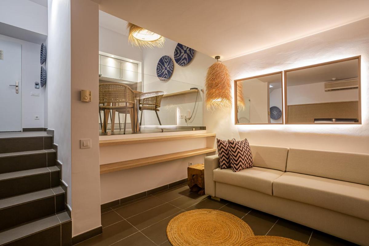una sala de estar con un sofá y una mesa en Migjorn Ibiza Suites & Spa, en Playa d'en Bossa