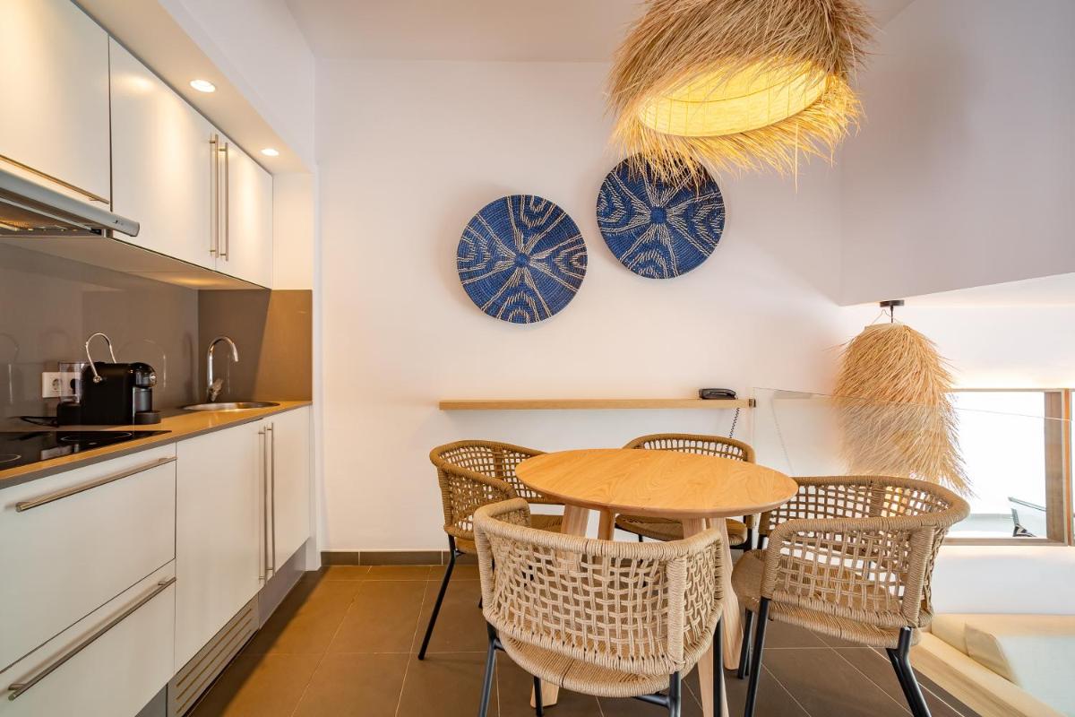 Una cocina o zona de cocina en Migjorn Ibiza Suites & Spa