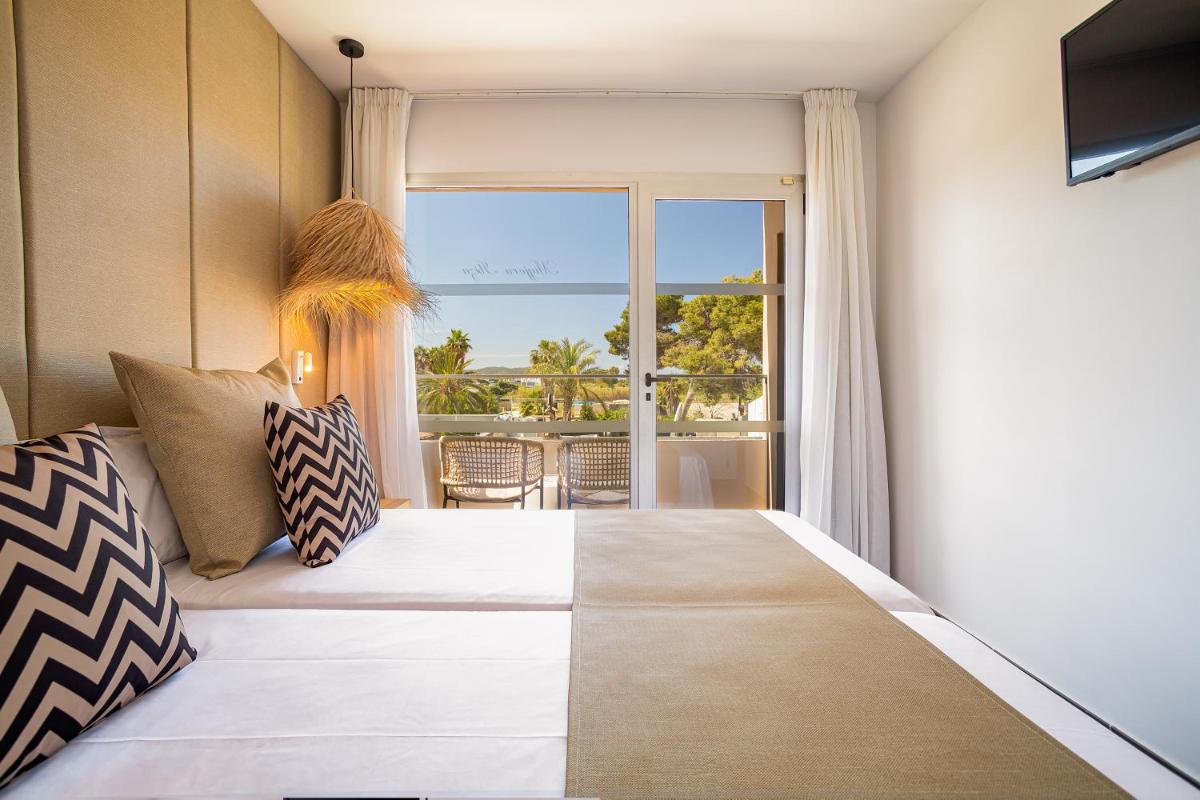 Cama o camas de una habitación en Migjorn Ibiza Suites & Spa