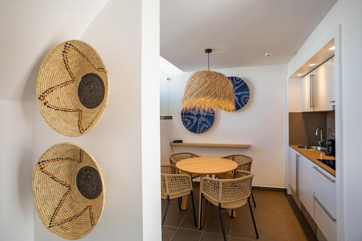 Una cocina o zona de cocina en Migjorn Ibiza Suites & Spa