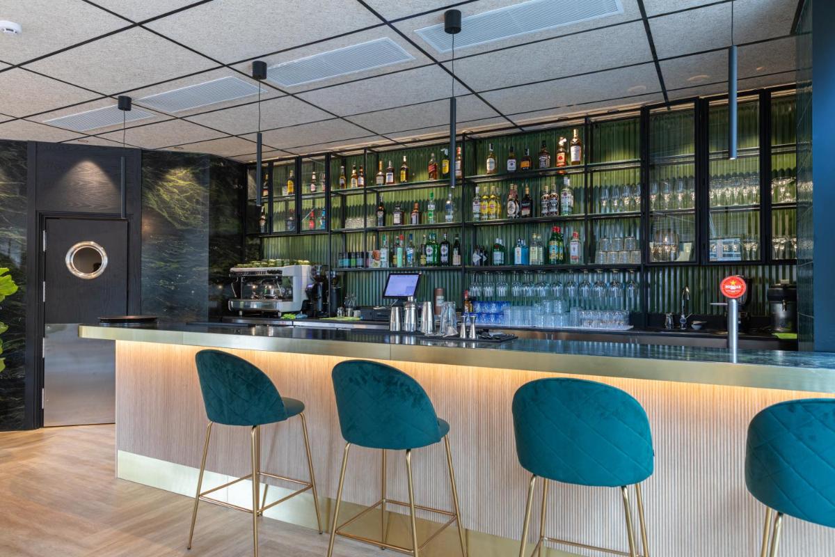 El salón o zona de bar de JS Palma Plaza