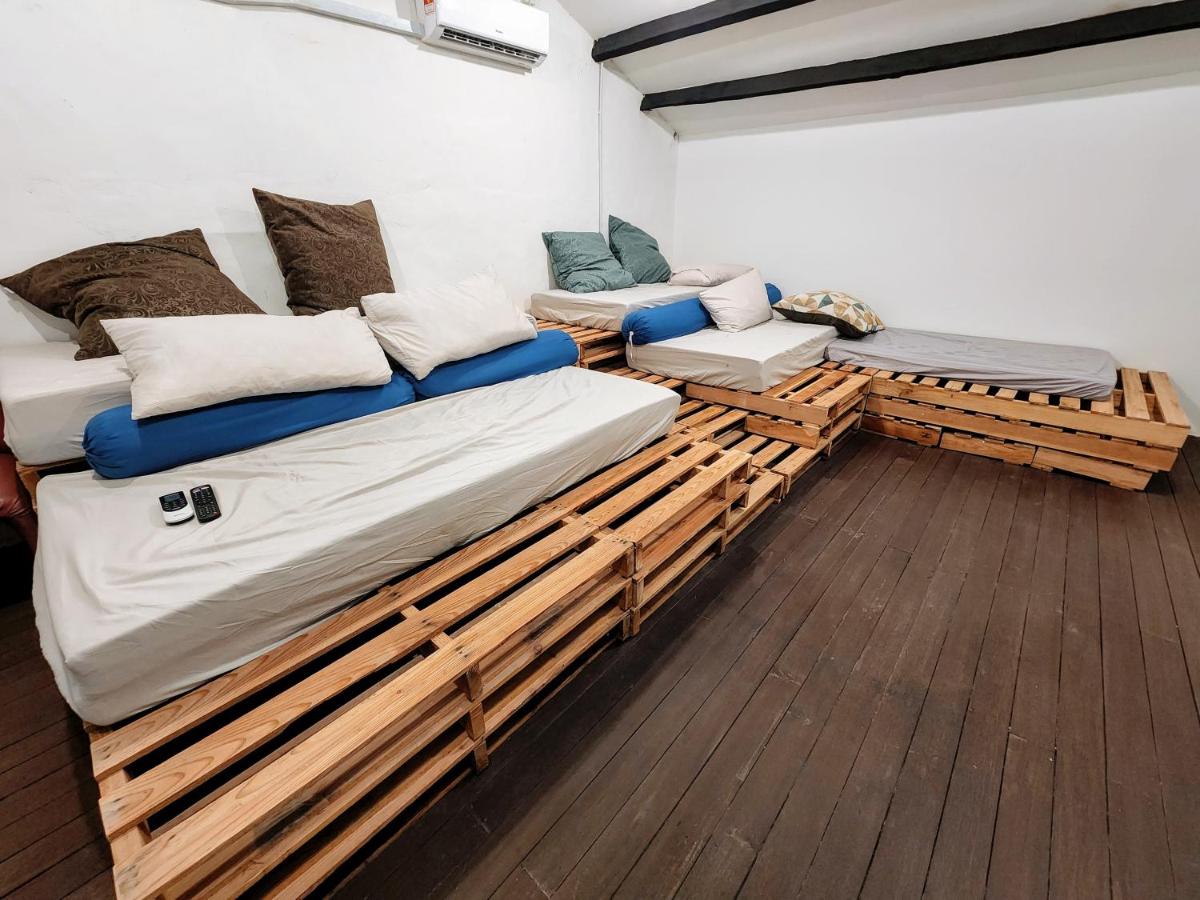 Upspot Kuching Waterfront Premium Hostel - Hizvo