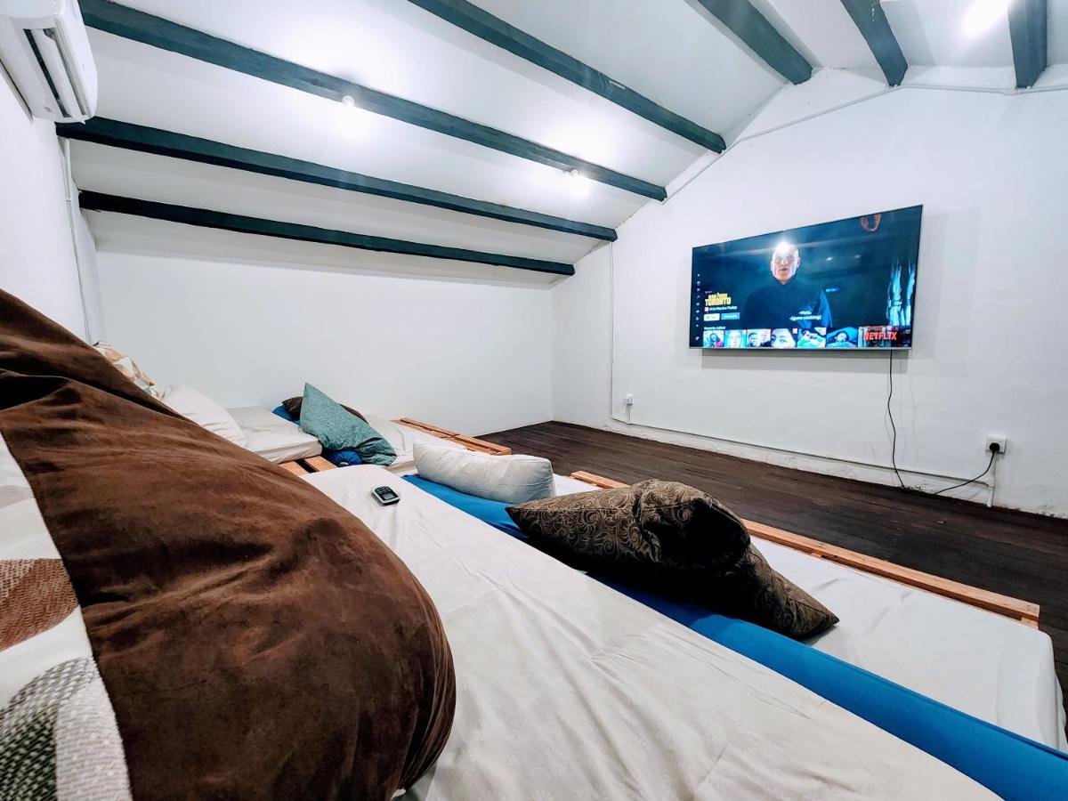 Upspot Kuching Waterfront Premium Hostel - Hizvo