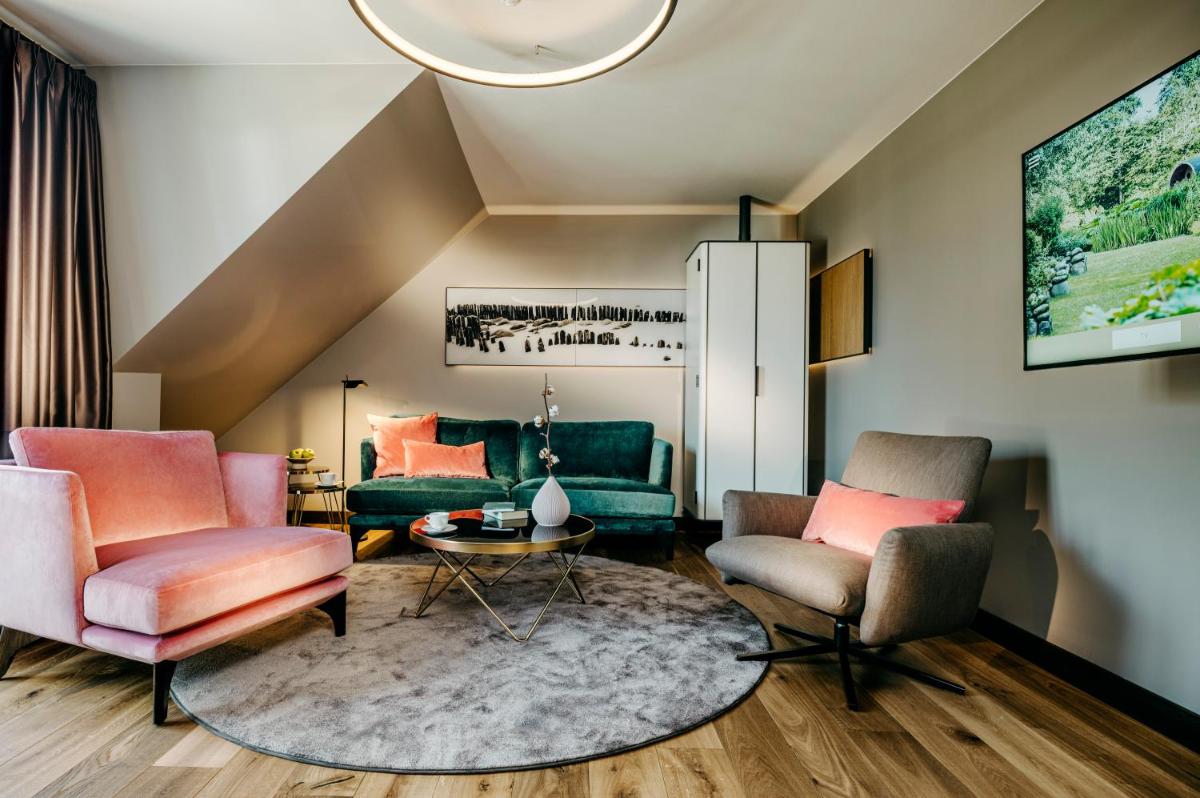 Ein Sitzbereich in der Unterkunft Relais & Châteaux Landhaus Stricker