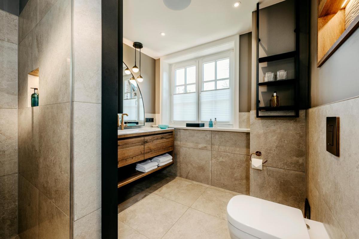 ein Badezimmer mit Toilette und Waschbecken in der Unterkunft Relais & Châteaux Landhaus Stricker in Tinnum ein Badezimmer mit Toilette und Waschbecken in der Unterkunft Relais & Châteaux Landhaus Stricker in Tinnum