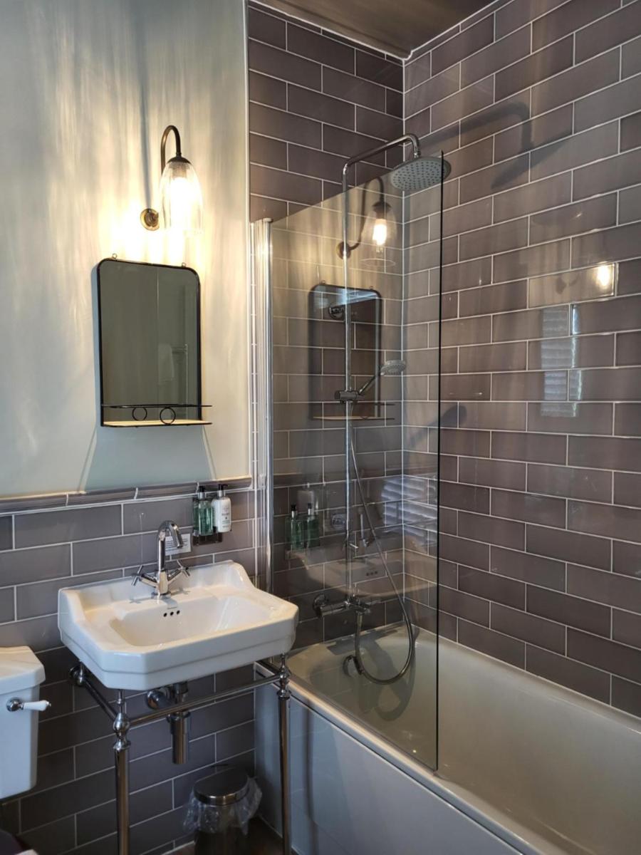 The Black Hat - Housity